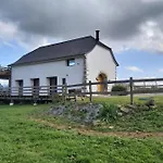 Maison Entouree D Animaux En Pleine Campagne *