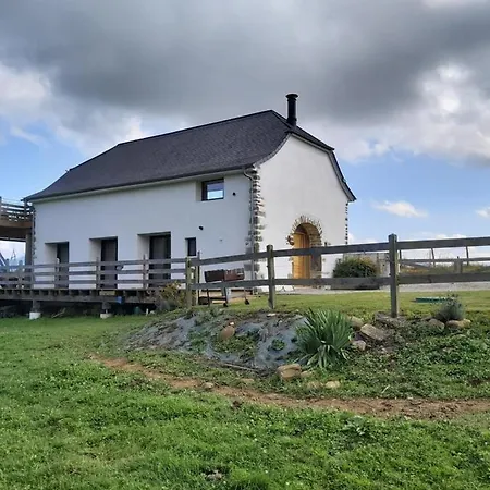 Maison Entouree D Animaux En Pleine Campagne *