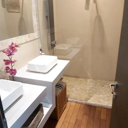 Maison Entouree D Animaux En Pleine Campagne Villa