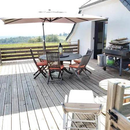 Maison Entouree D Animaux En Pleine Campagne