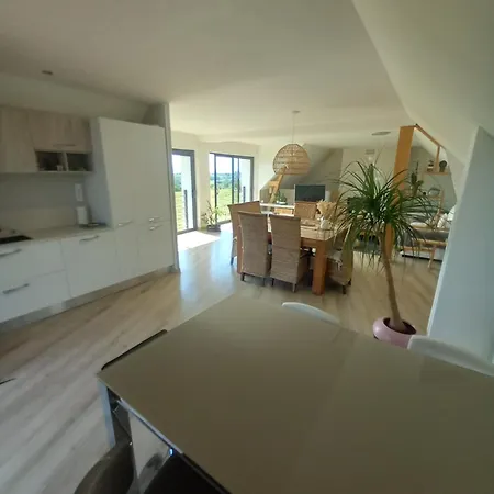 Maison Entouree D Animaux En Pleine Campagne