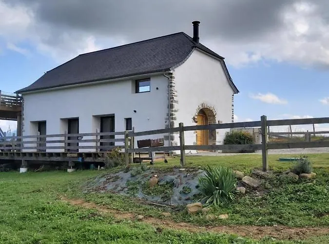 Maison Entouree D Animaux En Pleine Campagne *