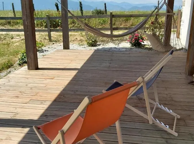 Maison Entouree D Animaux En Pleine Campagne