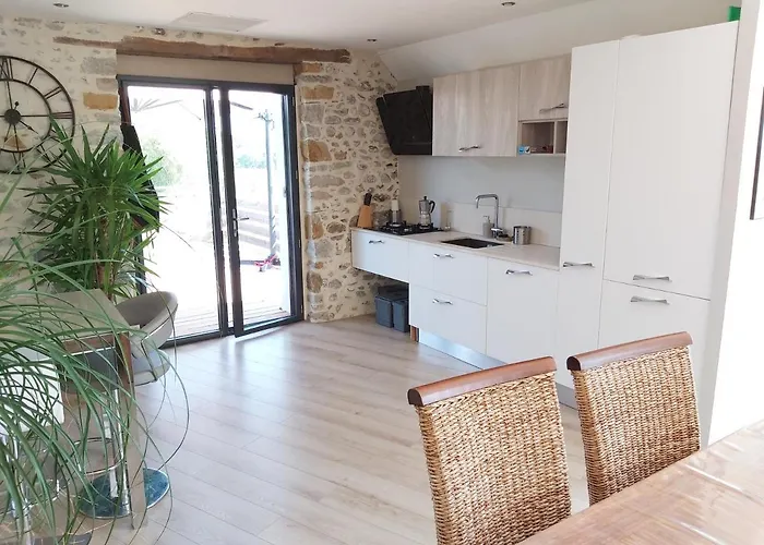 Maison Entouree D Animaux En Pleine Campagne