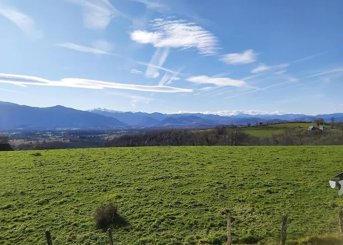 Maison Entouree D Animaux En Pleine Campagne *